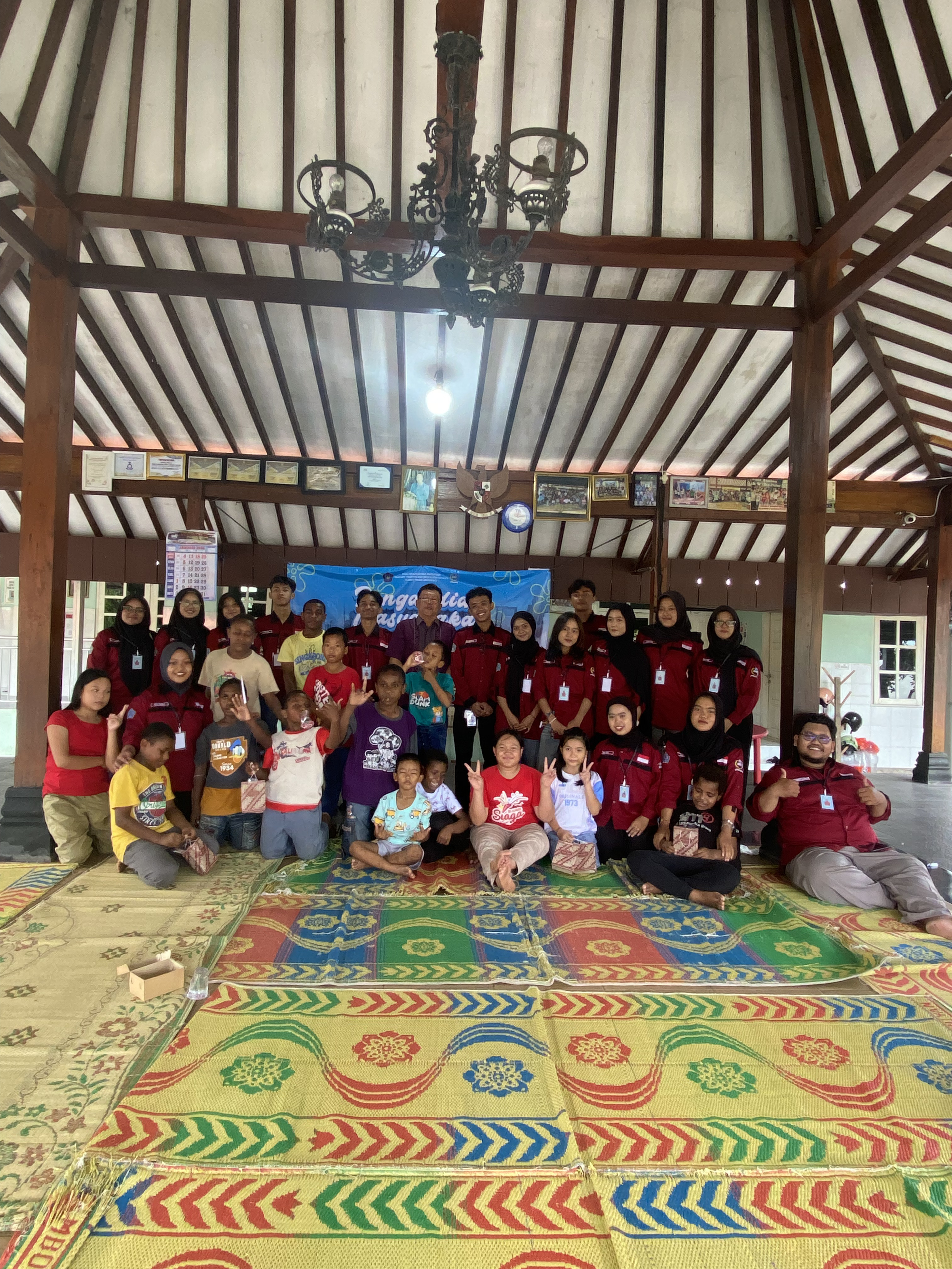 Kegiatan Pengabdian Masyarakat Himpunan Mahasiswa bahasa Inggris (HIMARIS) di Panti Asuhan Anak Seribu Pulau
