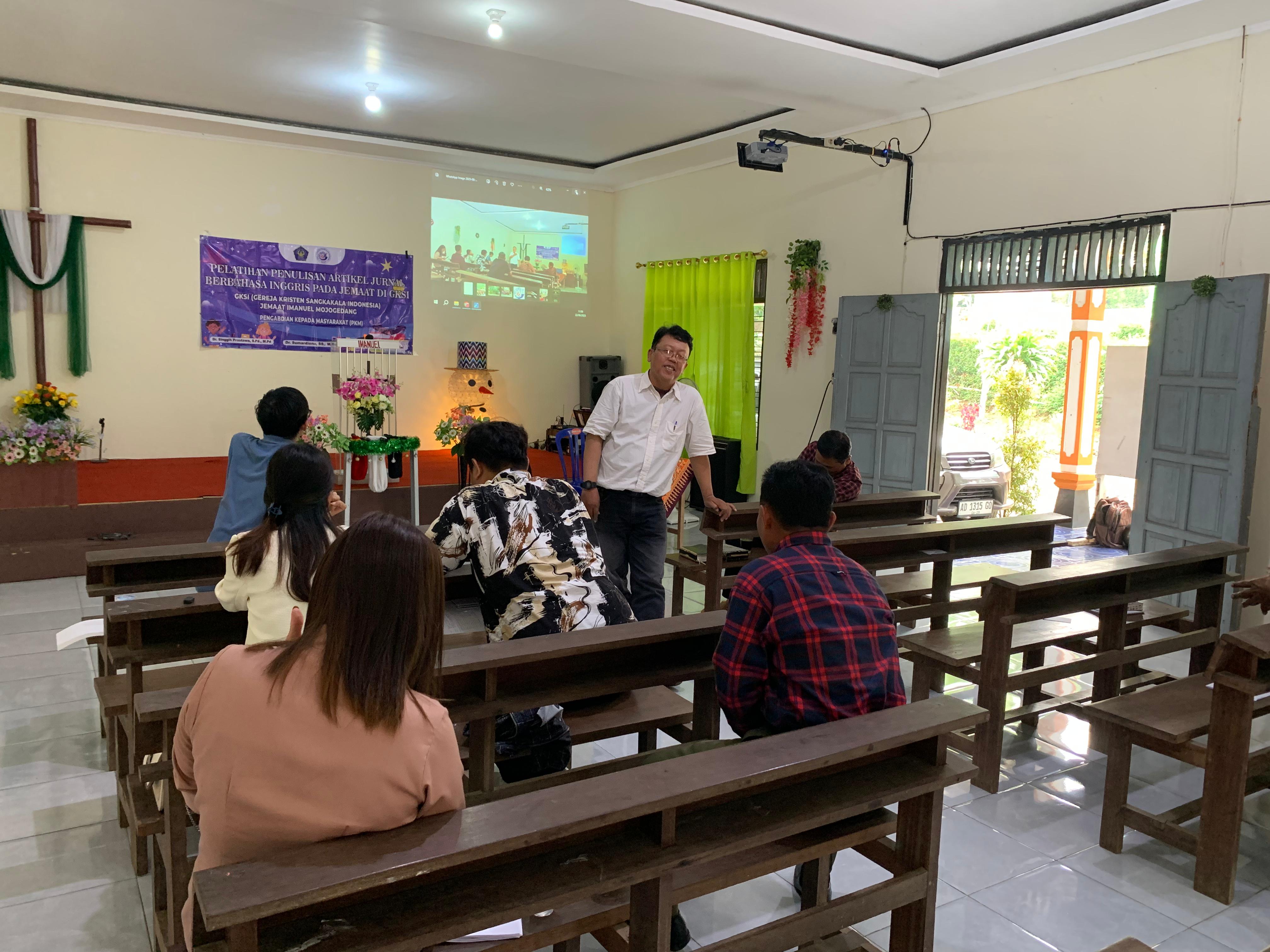 Kegiatan Pengabdian Masyarakat "Sosialisasi Penulisan Artikel jurnal  pada Jemaat Gereja" di Mojogedang, Karanganyar