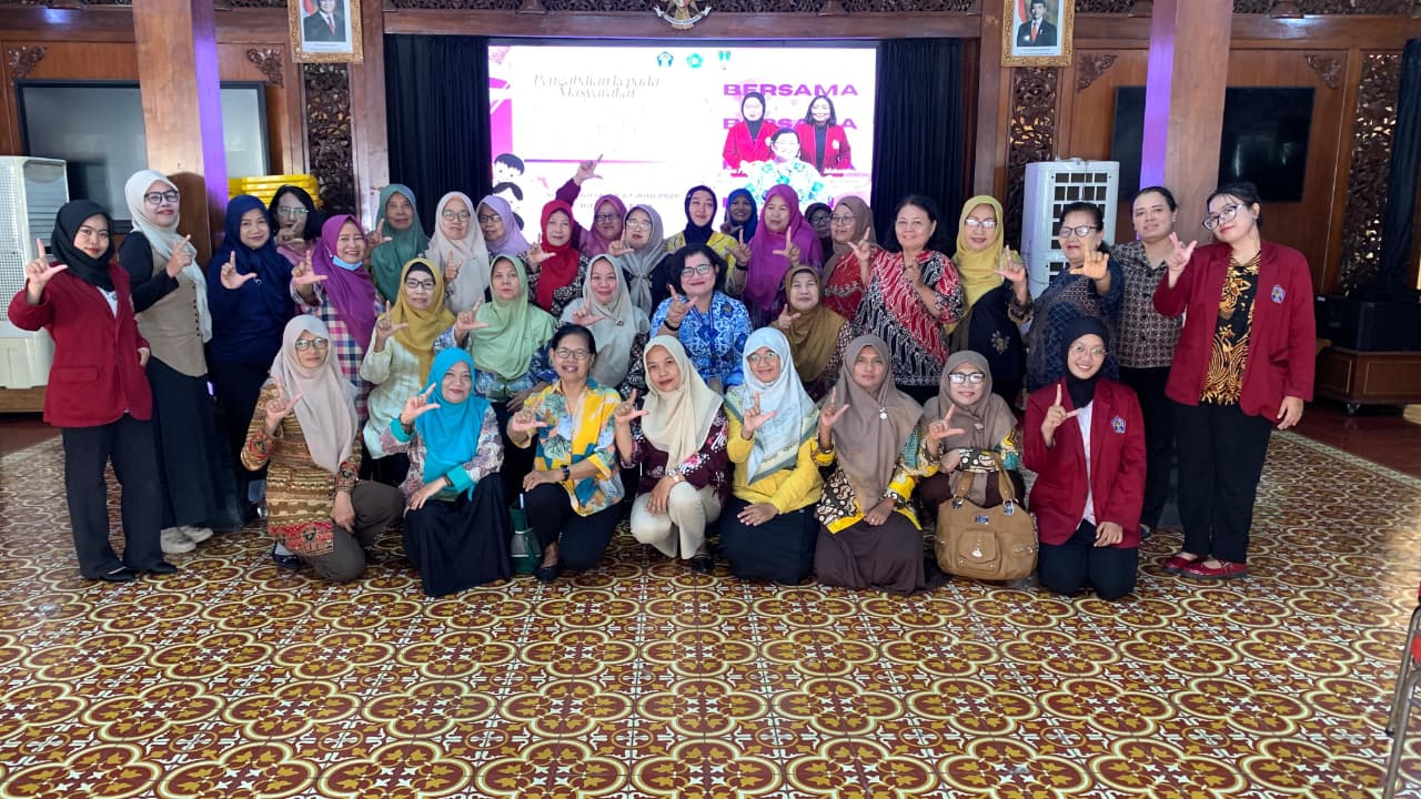 Pengabdian Masyarakat "Organisasi Peran Ibu dalam Penguatan Literasi Anak melalui Media Cerita Anak Berbahasa Inggris di Kelurahan Jebres"